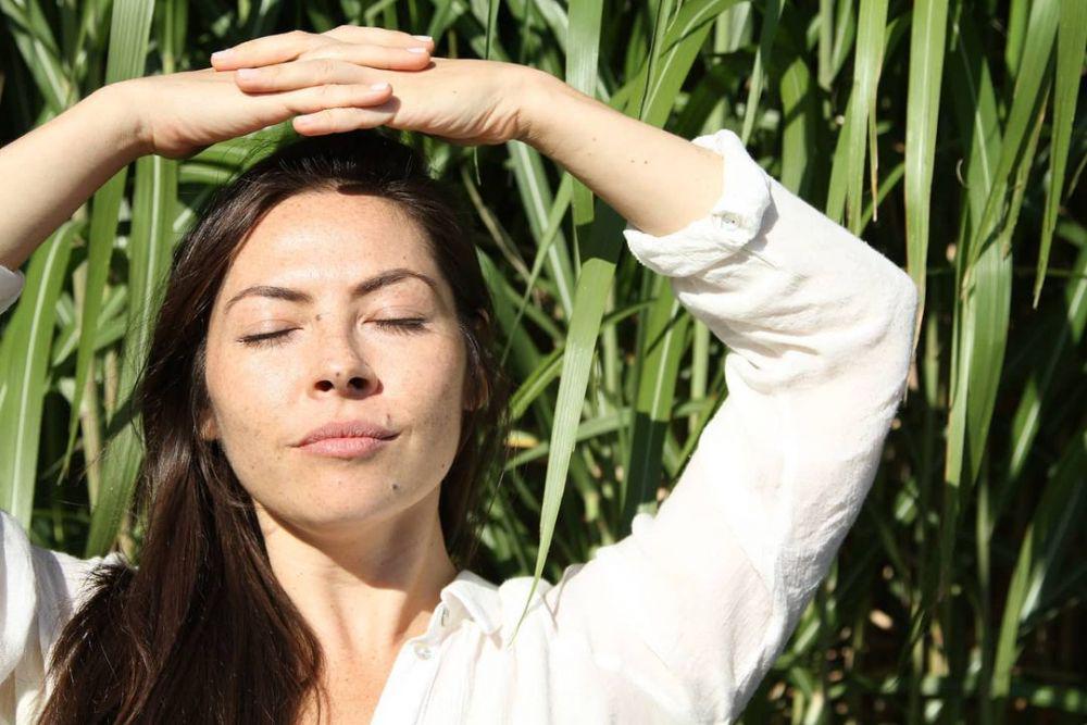 9 Gerakan Face Yoga yang Bisa Kamu Tiru untuk Wajah yang Lebih Tirus