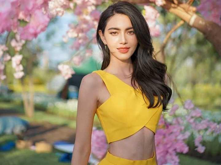 10 Potret Davika Hoorne saat Pamer Perut Rata, Proporsional Abis!