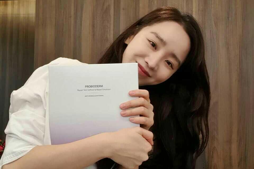 Jadi Ratu 'Bar-Bar', 10 Potret Manis Shin Hye Sun dengan Senyum Kalem