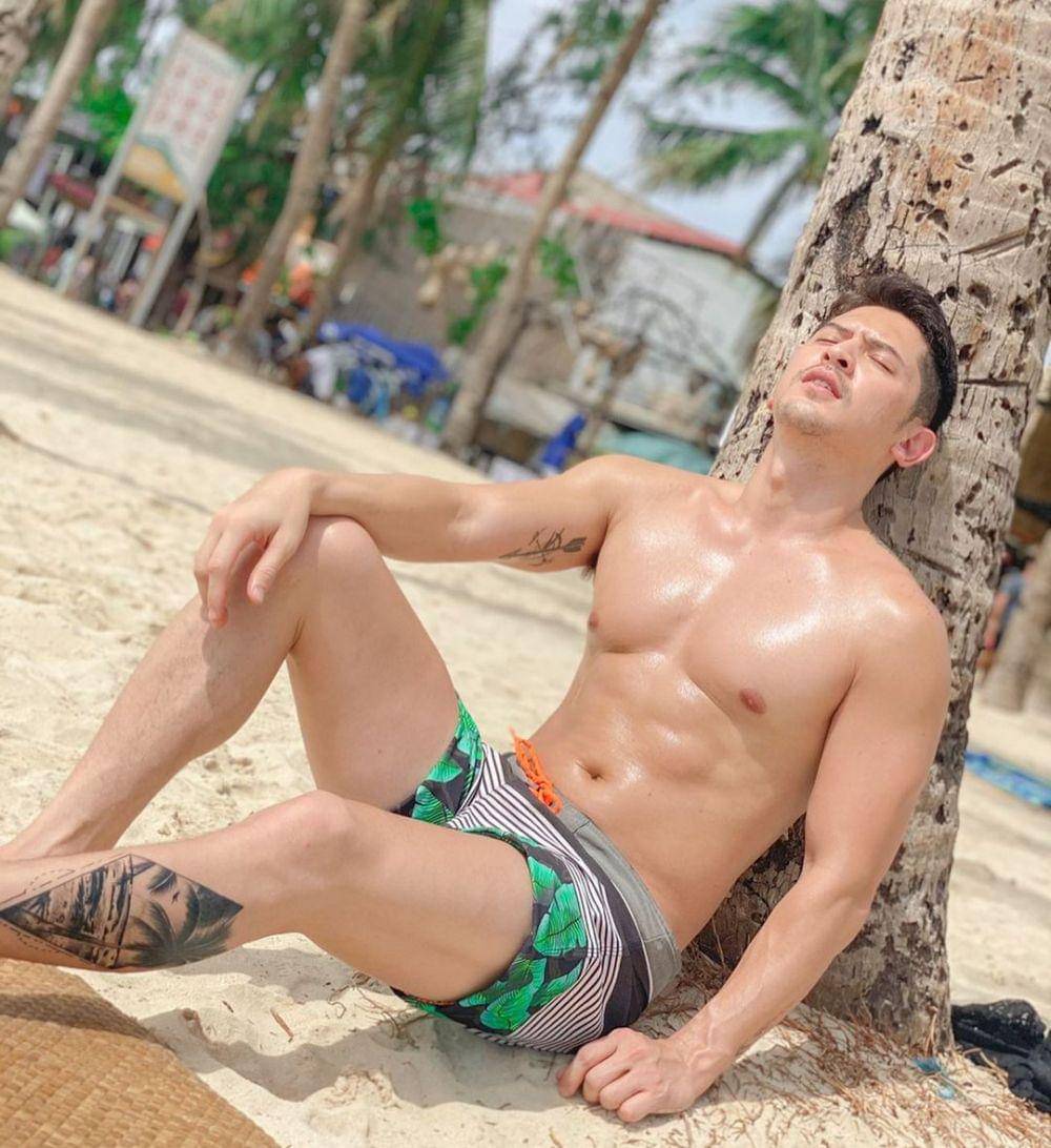 instagram.com/ahronvillena
