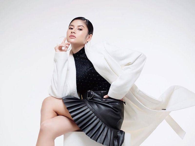 10 Foto Riri Moeya, Penyanyi Single 'Menepi' yang Kini Tenar!