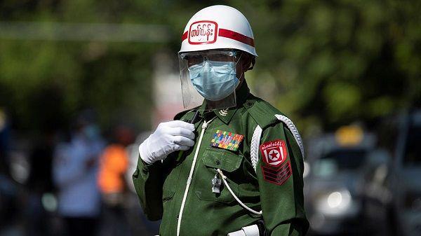 Seorang petugas militer berjaga-jaga di sekitar jalan saat kudeta militer di Myanmar. (Twitter.com/TV2Vivian)