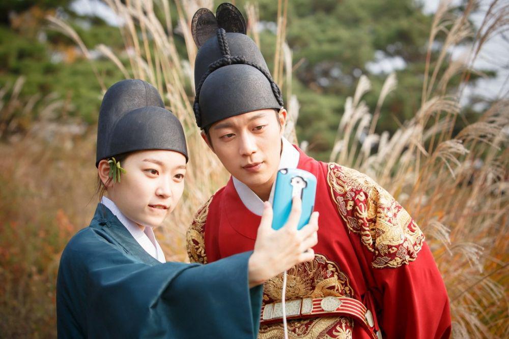 5 KDrama tentang Cinta Beda Dunia, Gak Kenal Ruang dan Waktu!