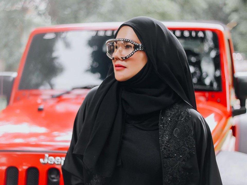 10 Potret Sarita Abdul Mukti dengan Mobil Jeep-nya, Badass Abis!