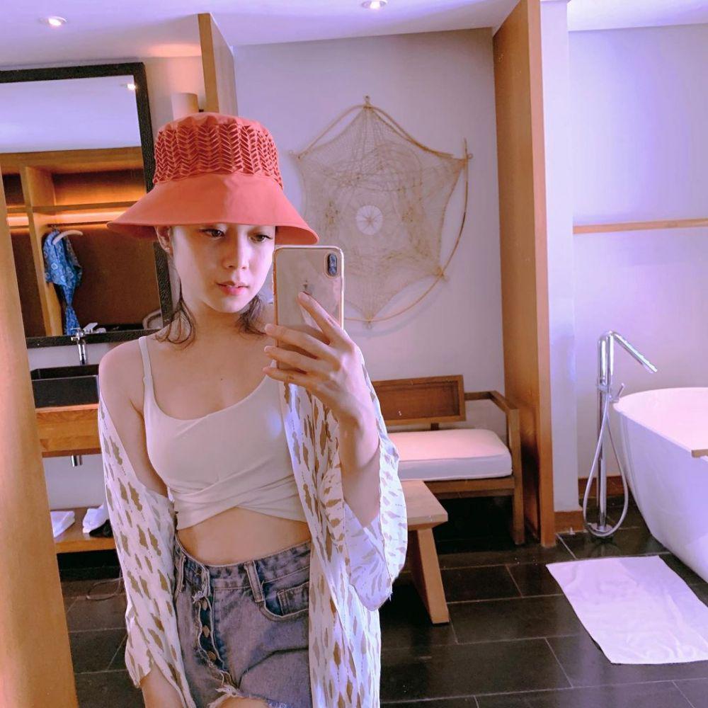 10 Potret Menawan Karina Salim Lakukan Mirror Selfie, Kece Abis!