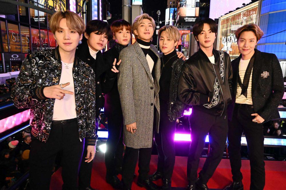 6 Lagu Duet V BTS Bareng Member BTS Lainnya, Chemistrynya Menyatu!