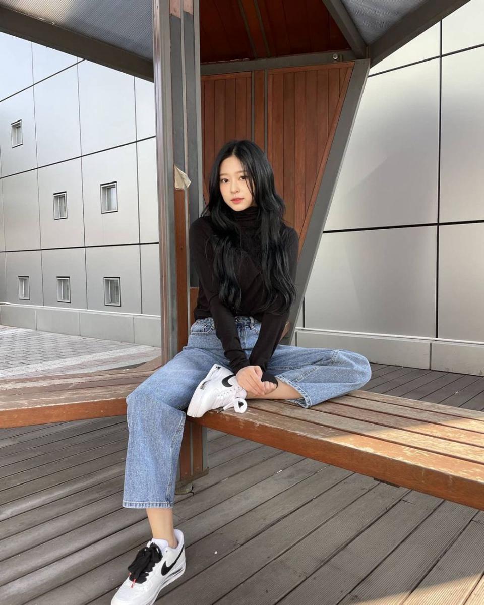 instagram.com/official_izone