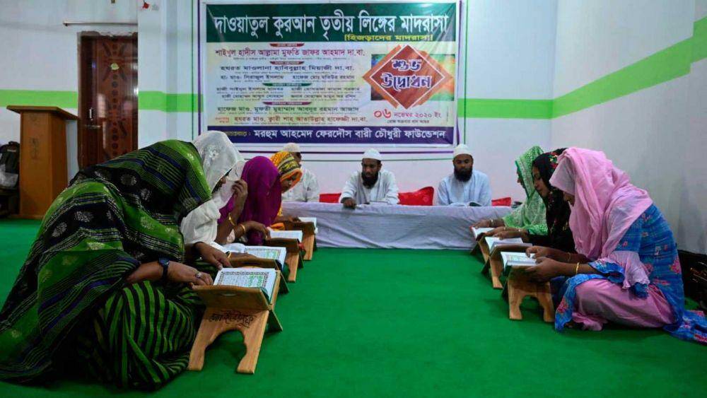 Santri Transgender belajar Islam di Madrasah Da'watul Qur'an, Bangladesh. (Twitter.com/Hooktin Digest)