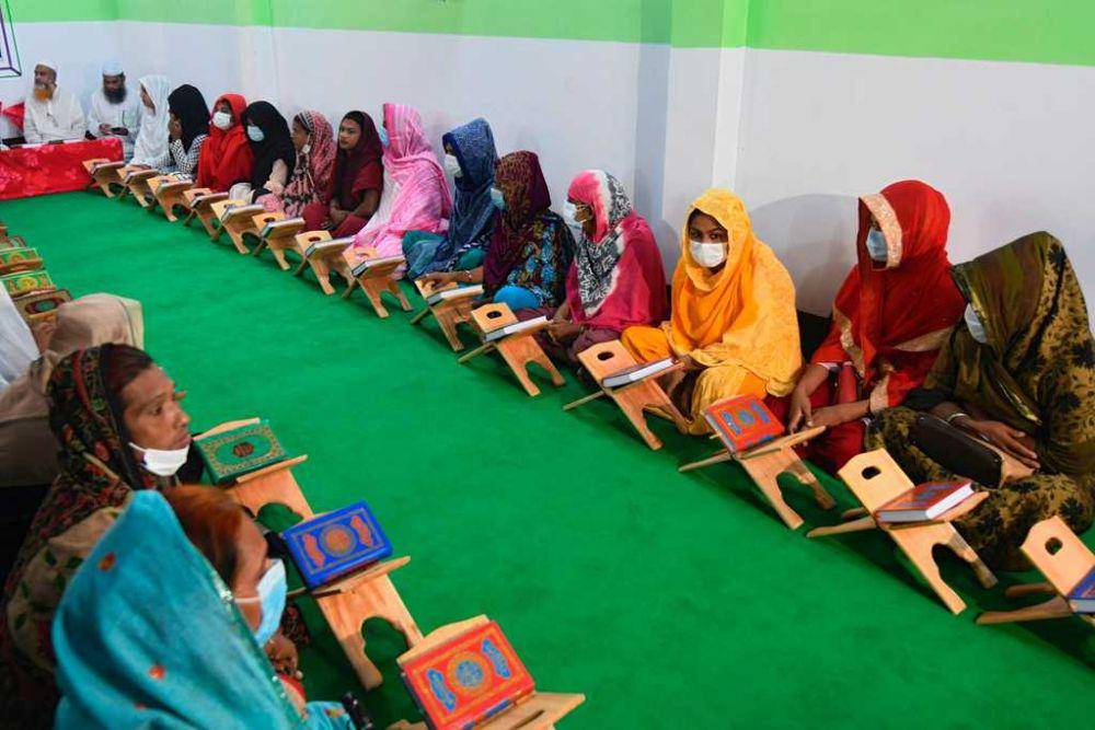 Komunitas Hijra sedang belajar Islam di Da'watul Qur'an. (Twitter.com/UT Pride Center)