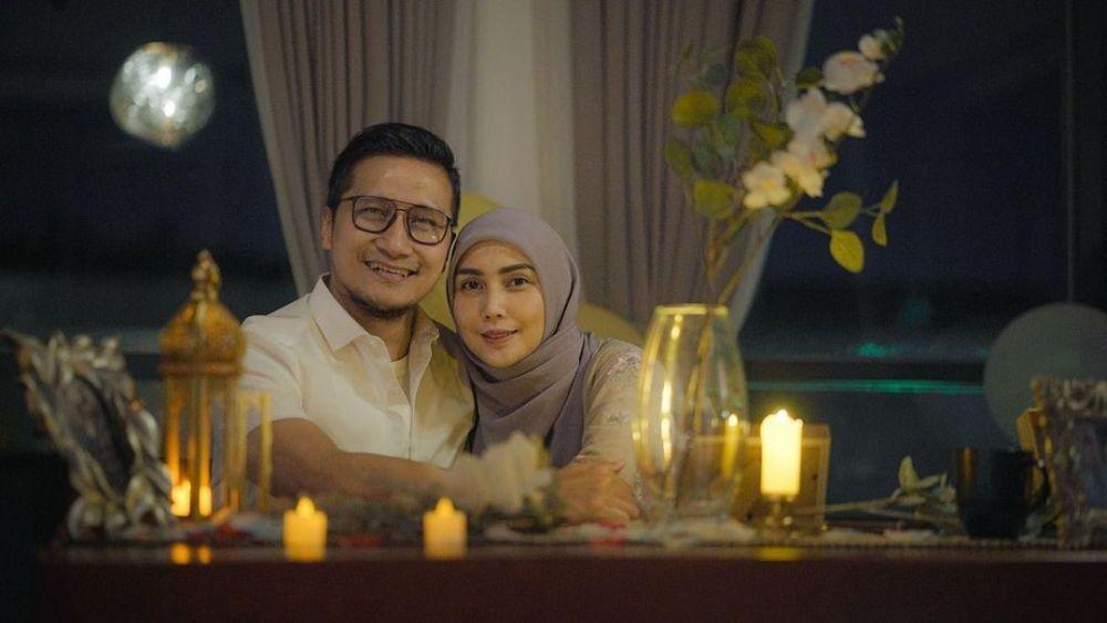 Rayakan Anniversary ke-16, 9 Potret Romantis Arie Untung dan Fenita