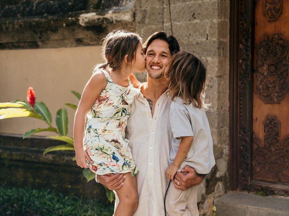 10 Potret Akrab Irfan Bachdim saat Asuh Buah Hati