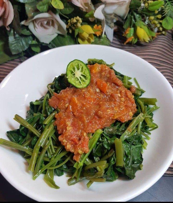plecing kangkung (instagram.com/ornellachrislie)