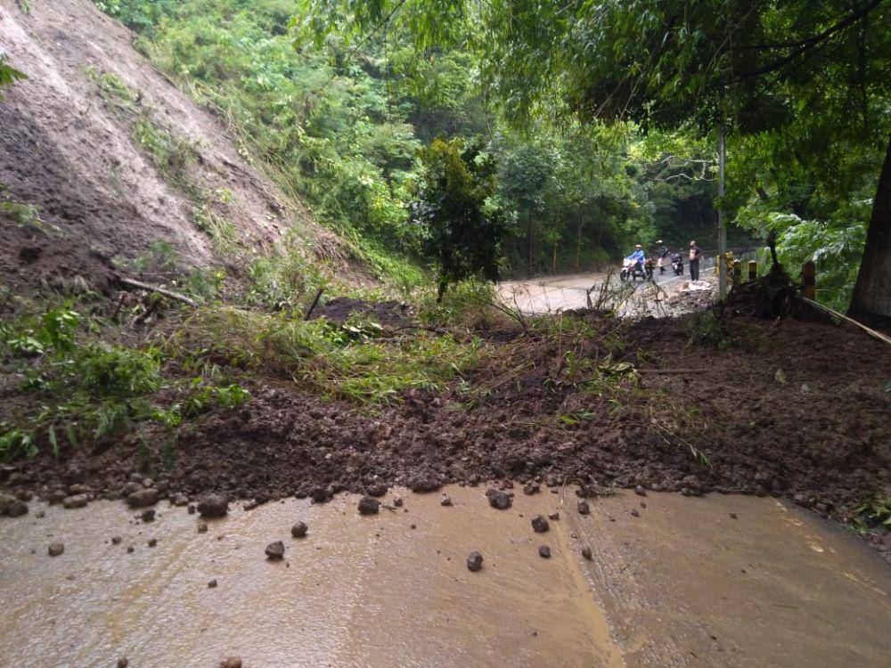 Material longsor menutup badan jalan di jalur Batu-Kediri tepatnya kawasan Payung II. Dok/Pusdalops Kota Batu