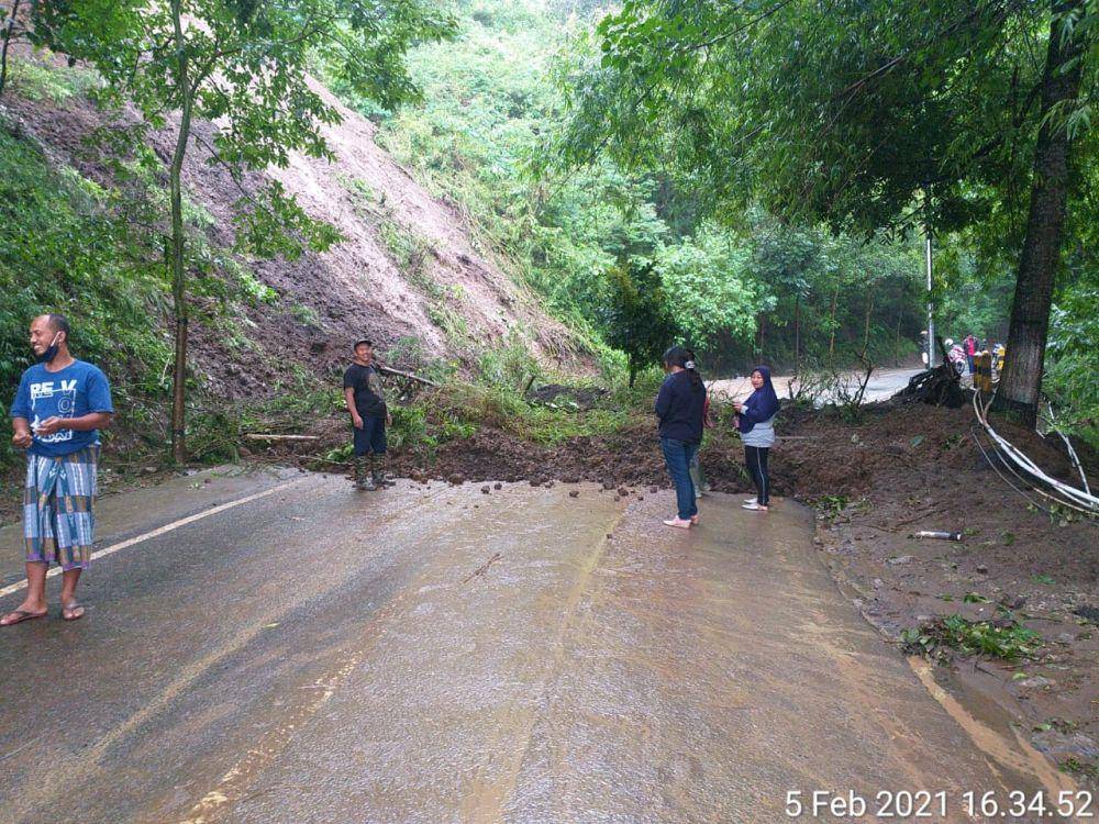 Jalur Payung II tertutup material longsor pada Jumat (6/2/2021) sore. Dok/Pusdalops Kota Batu