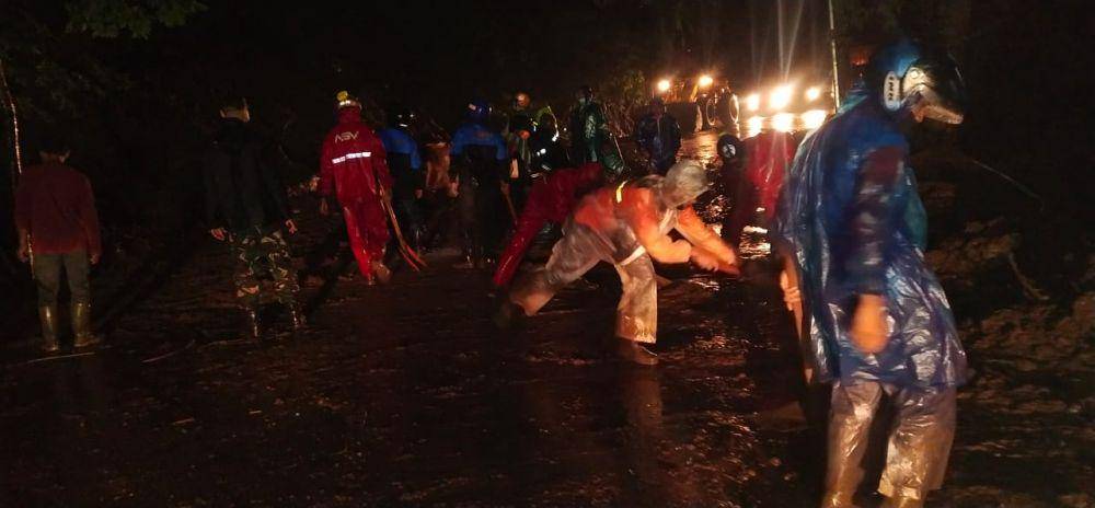 Tim gabungan melakukan evakuasi pembersihan material longsoran di Payung II. Dok/Pusdalops Kota Bayu