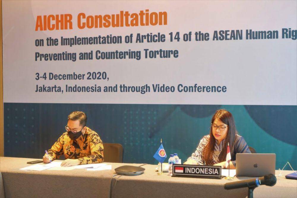 Wakil Indonesia di AICHR, Yuyun Wahyuningrum (kanan), dalan sebuah pertemuan daring pada Desember 2020. (aichr.org)