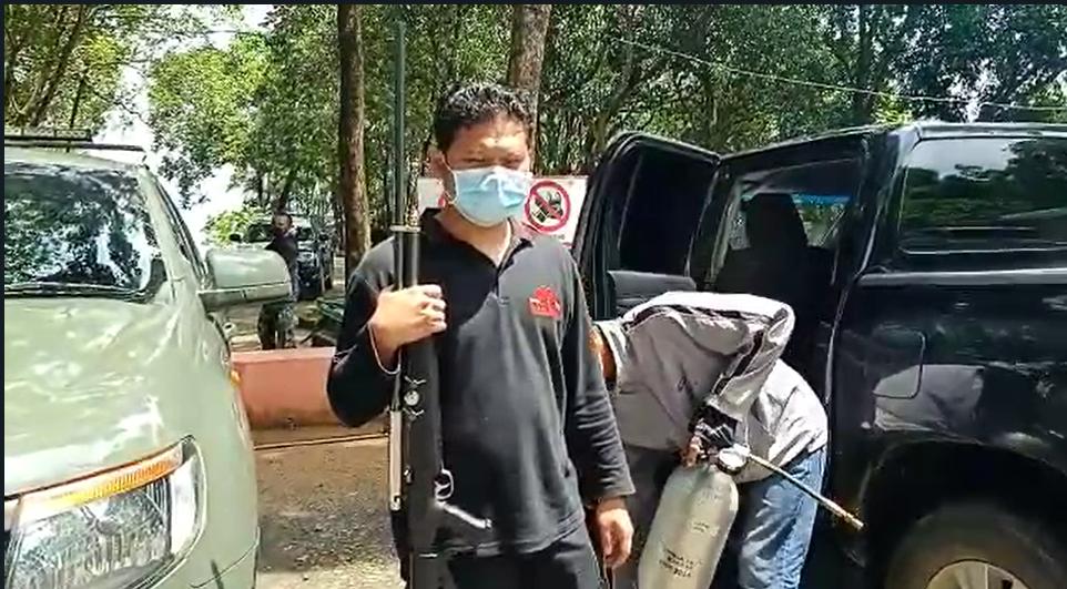 Petugas melakukan pencarian harimau yang lepas dari Sinka Zoo Singkawang Kalimantan Barat, Sabtu 6 Februari 2021 (Dok.IDN Times/Istimewa)