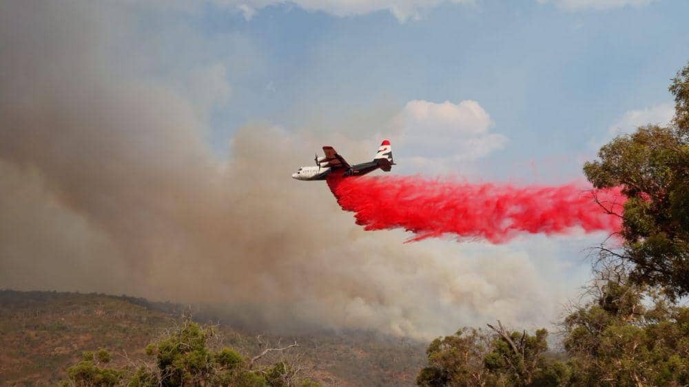 Pesawat pemadam yang dikerahkan oleh pemerintah Australia Barat turut memadamkan api. (Facebook.com/Department of Fire and Emergency Services WA)