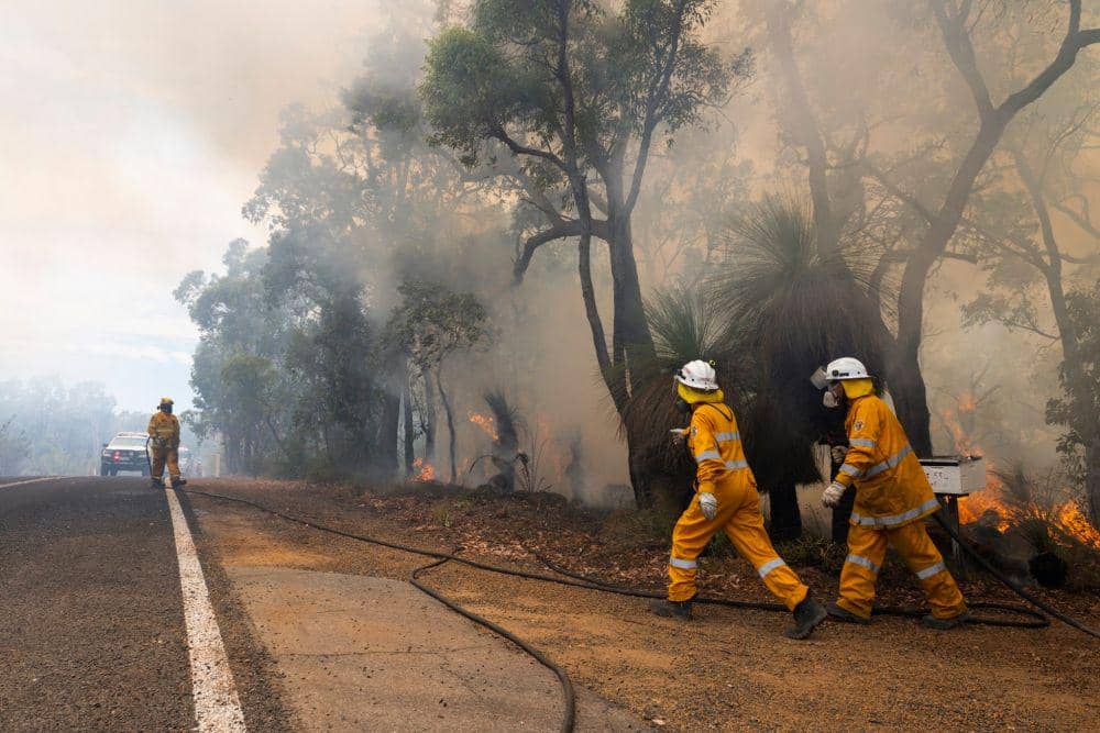 Petugas pemadam saat berusaha memadamkan kebakaran di Australia Barat. (Facebook.com/Department of Fire and Emergency Services WA)