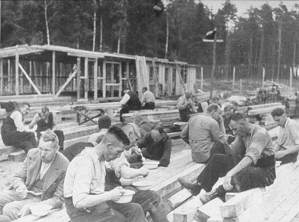 Narapidana sedang istirahat makan di kamp Stutthof. (Wikimedia.org/ushmm.org)