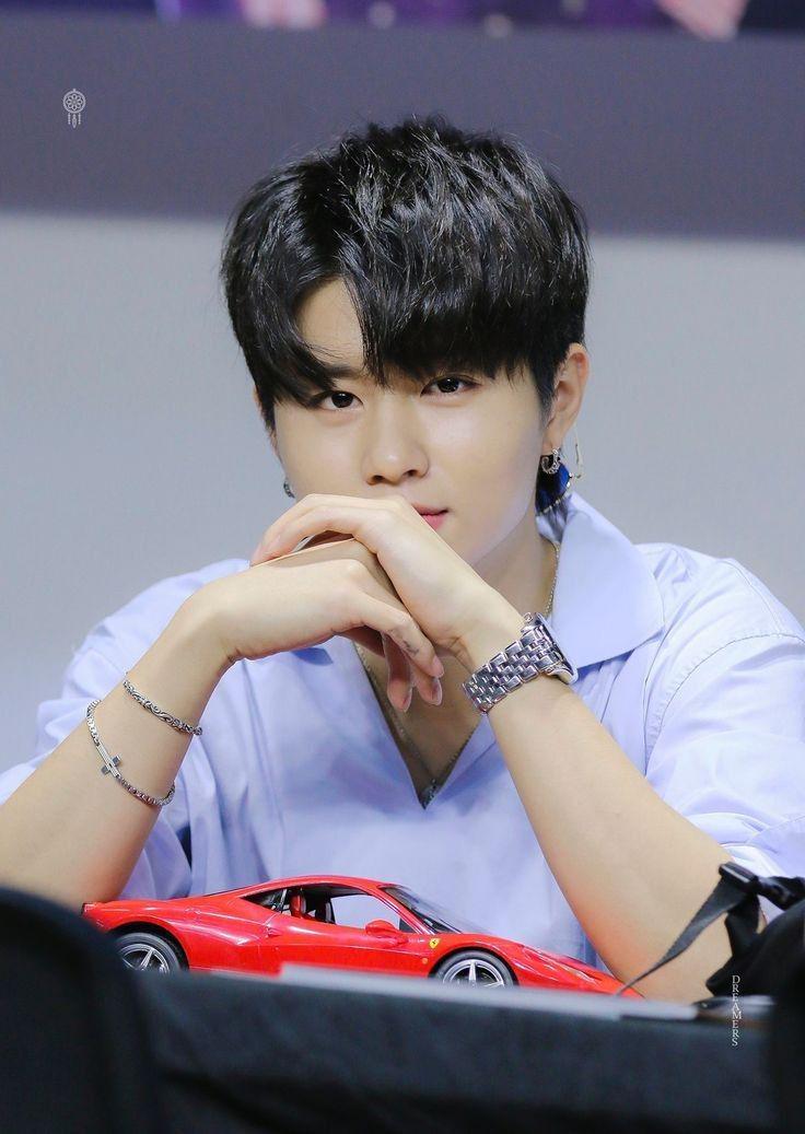 twitter.com/hourly_in2it