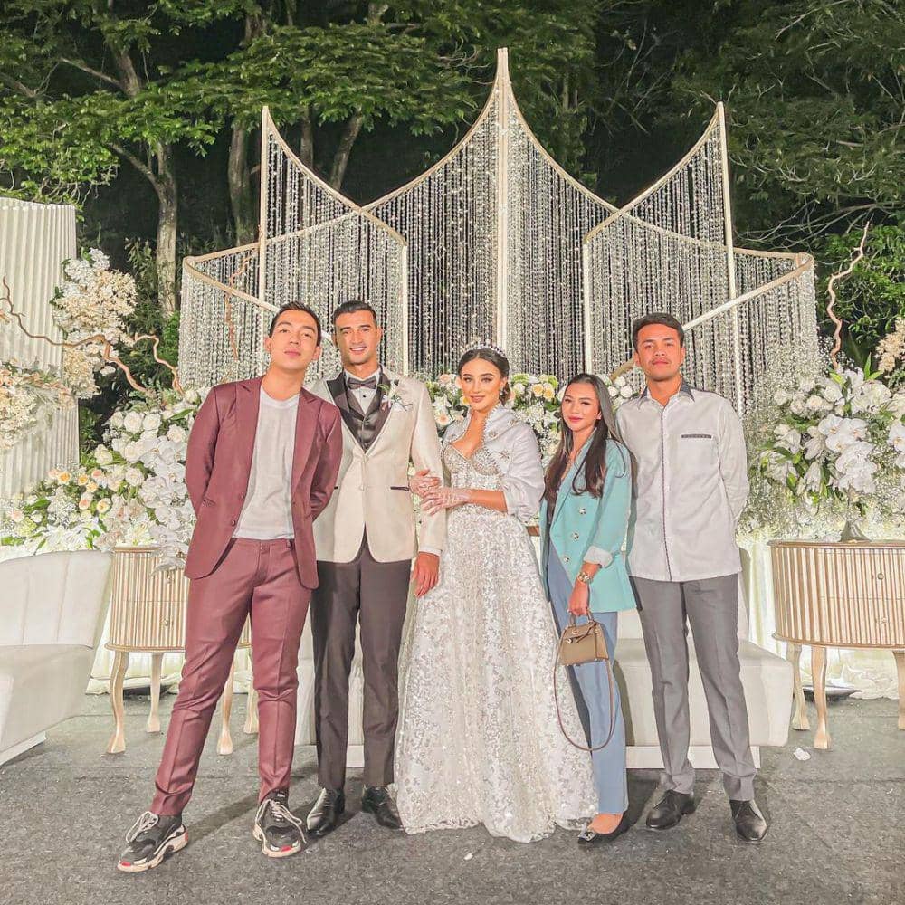 10 Style Kece Ali Syakieb Mulai dari Foto Prewedding hingga Resepsi