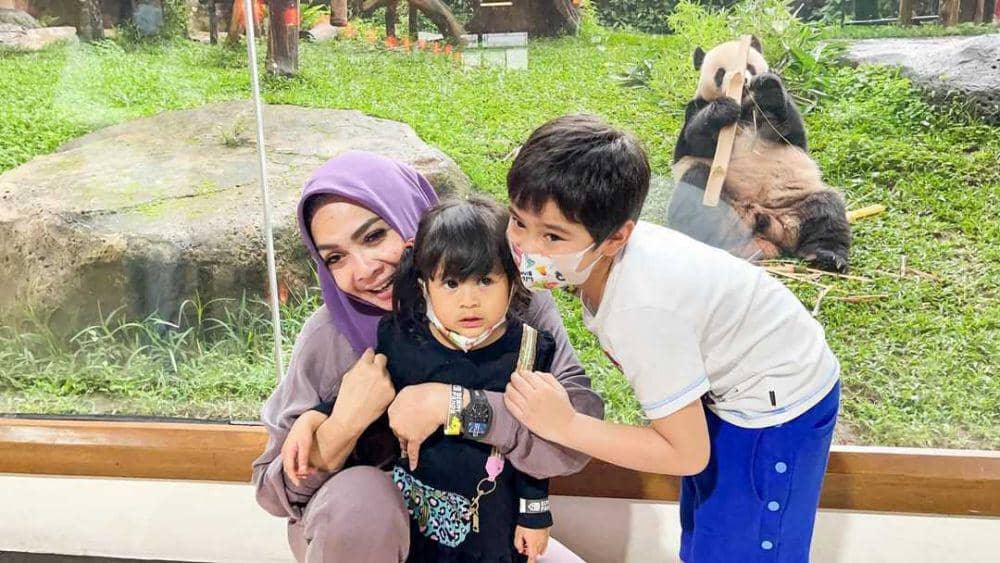 10 Potret Rieta Amilia Saat Momong Cucu-cucunya, Nenek Idaman!