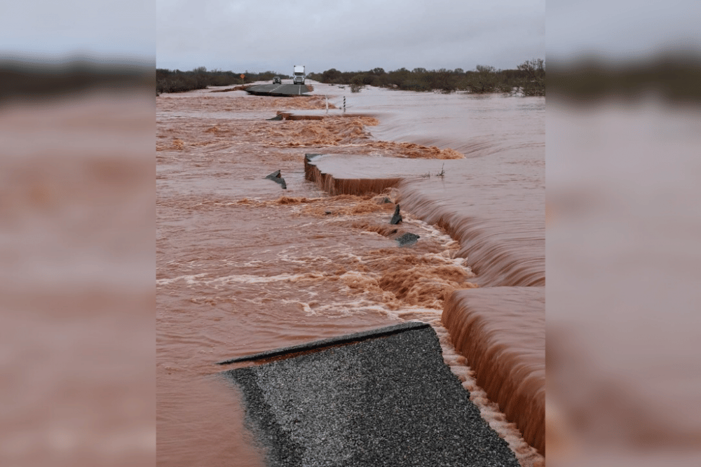 Banjir merendam salah satu ruas jalan di wilayah Australia Barat pada Sabtu (6/2/2021). (Facebook.com/Department of Fire and Emergency Services WA)