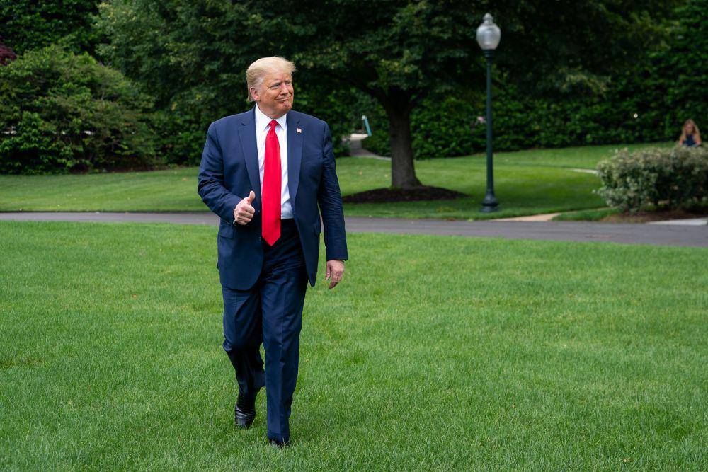 Presiden Amerika Serikat ke-45, Donald Trump, saat berjalan di halaman Gedung Putih menuju Oval Office. (Facebook.com/The Trump White House Archived)