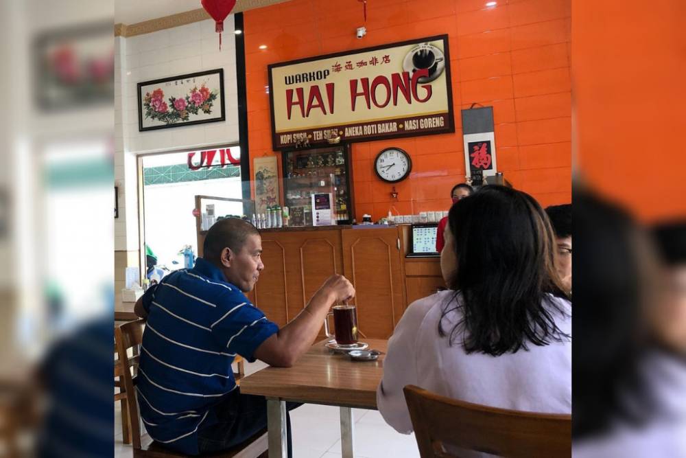 Suasana di dalam Warkop Hai Hong, salah satu warung kopi legendaris di kota Makassar. (Instagram.com/dean_hidayat)