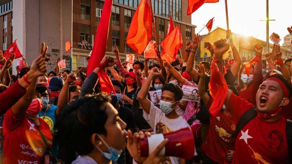 Massa melanggar aturan batasan berkumpul untuk melakukan demonstrasi di Myanmar. (Twitter.com/iChurch)