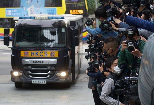 Suasana saat Jimmy Lai baru tiba di pengadilan tinggi Hong Kong pada hari Selasa, 9 Februari 2021, waktu setempat. (Twitter.com/tameryazar)