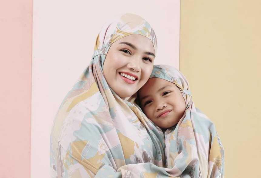 Bak Pinang Dibelah Dua, 9 Potret Manis Herfiza Novianti dan Mikaila