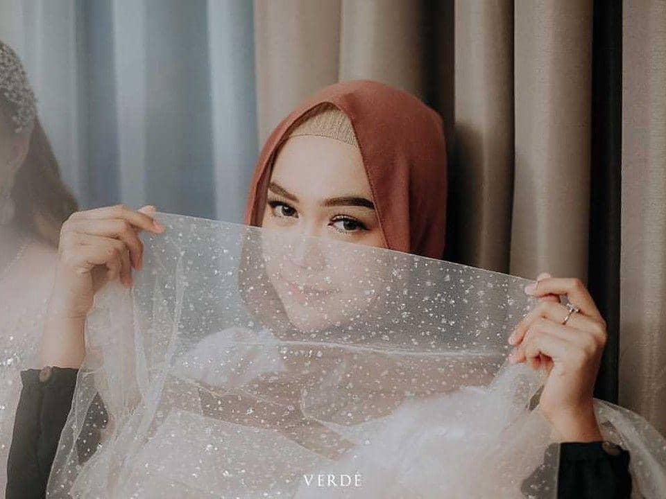 Biasa Tampil Rame, 10 Pesona Ria Ricis yang Anggun dan Kalem Banget!