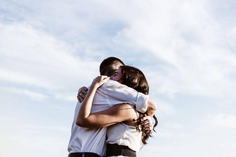 6 Tanda Tak Terbantahkan Pasanganmu Sangat Romantis