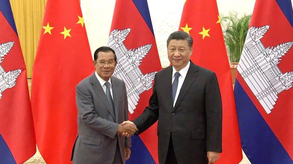Perdana Menteri Kamboja Hun Sen dan Presiden Tiongkok Xi Jinping dalam sebuah pertemuan bilateral pada Februari 2021. (Facebook.com/Samdech Hun Sen, Cambodian Prime Minister)