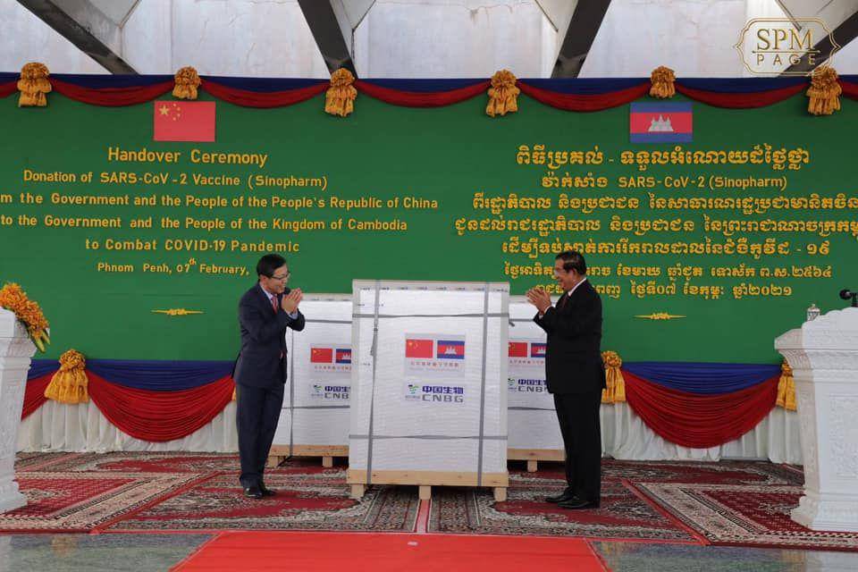 Duta Besar Tiongkok untuk Kamboja dan Perdana Menteri Kamboja Hun Sen dalam seremoni penyerahan bantuan vaksin pada Minggu (7/2/2021). (Facebook.com/Samdech Hun Sen, Cambodian Prime Minister)