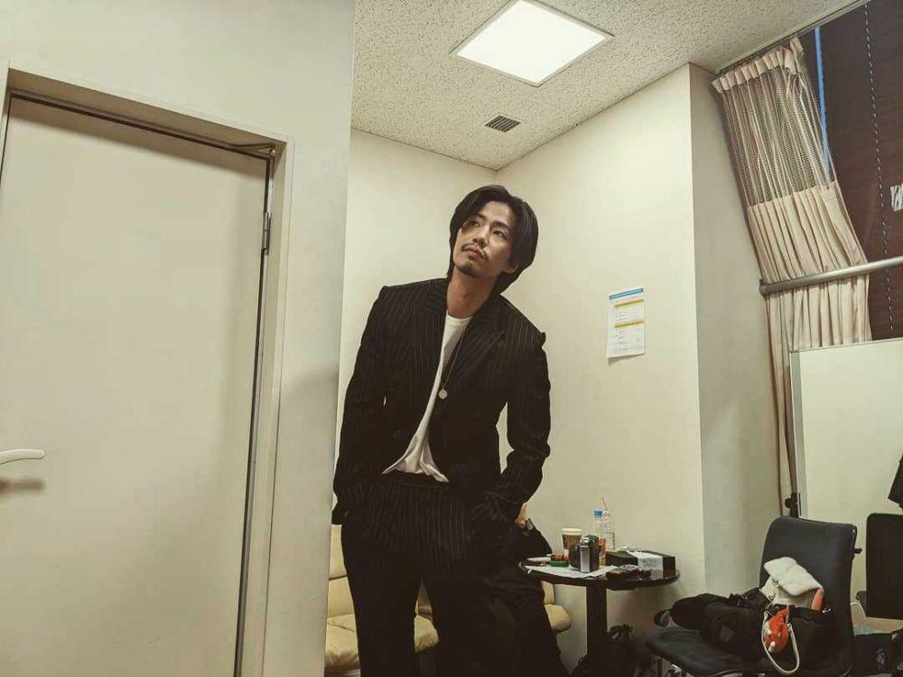 Sutradara di Not Yet 30, 10 Potret Song Jae Rim dengan Wajah Berkumis
