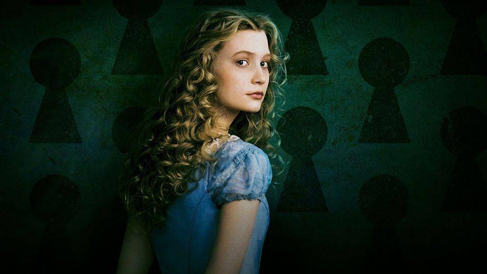 Mia Wasikowska di film "Alice in Wonderland" via urbanpost.it