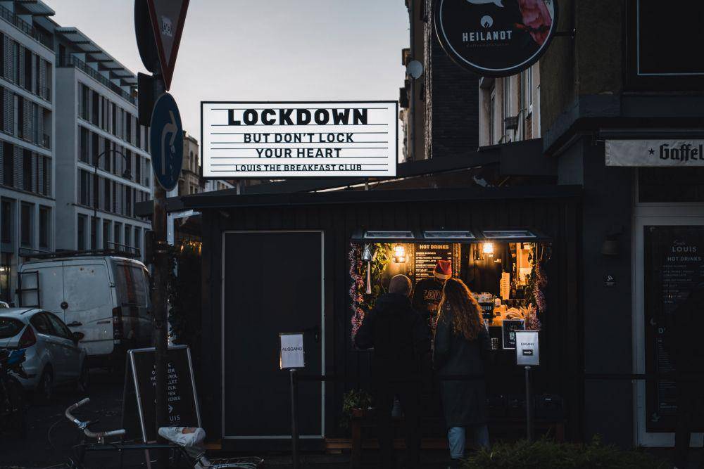 Sebuah gerai makanan di kota Köln, Jerman, melayani pelanggan di tengah pandemi COVID-19. (Unsplash.com/Mika Baumeister)
