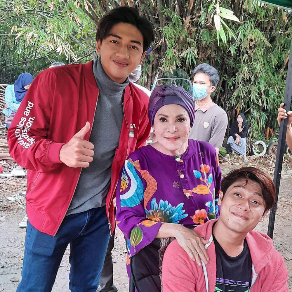 instagram.com/mpok.atiek