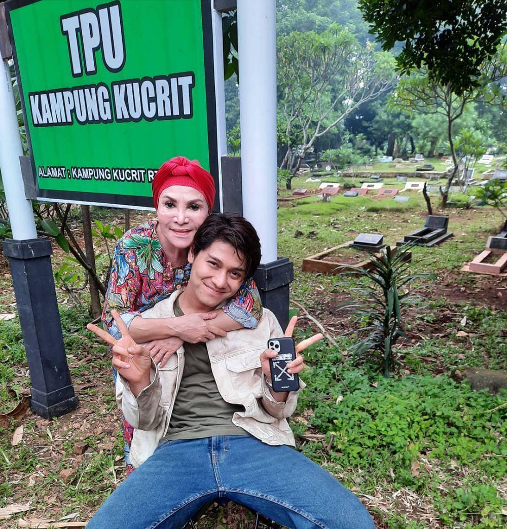 instagram.com/mpok.atiek