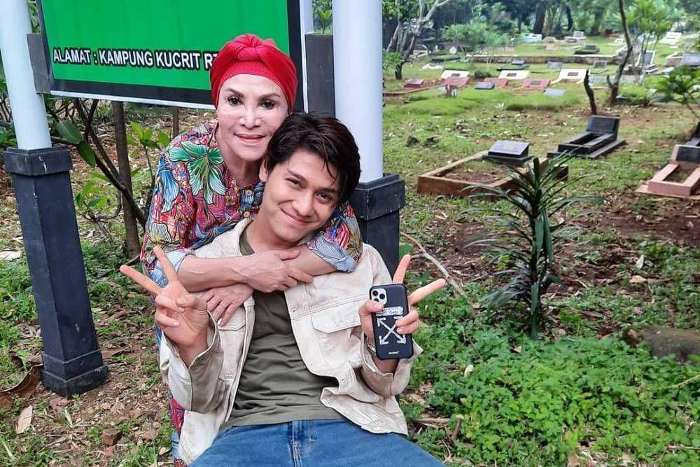 Berondong Kesayangan, 9 Potret Manis Rizky Billar & Mpok Atiek