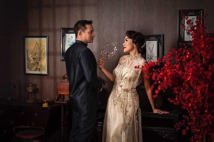 Bertema Imlek, 9 Gaya Pemotretan Ari Wibowo dan Istri yang Makin Mesra