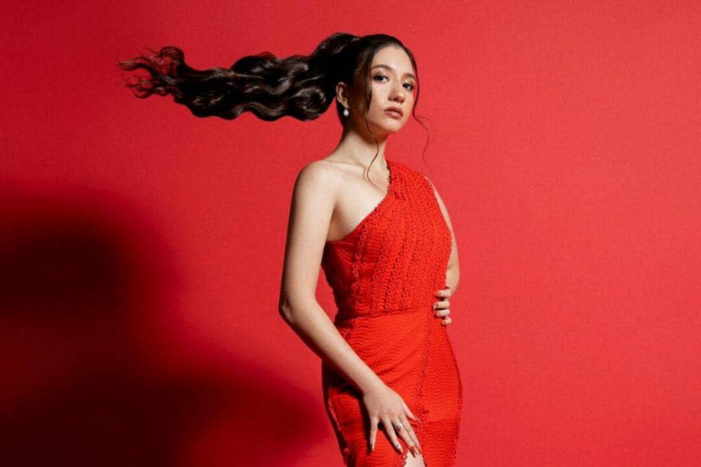 9 Gaya Pemotretan Artis dengan Outfit Merah, Pesonanya Sulit Ditolak!