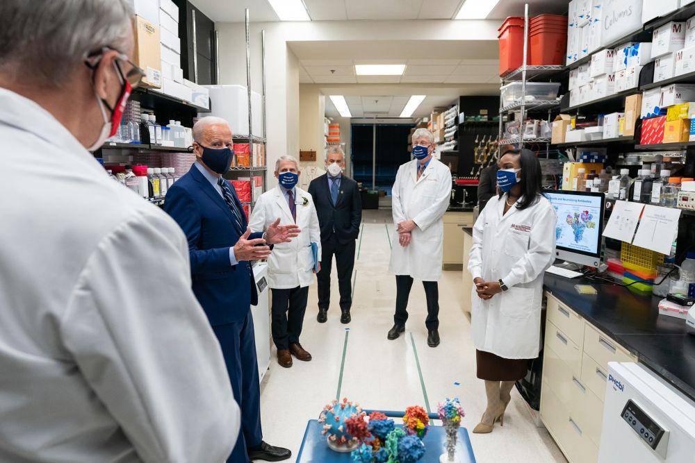 Presiden Amerika Serikat Joe Biden saat berkunjung ke kantor National Institutes of Health di Bethesda, Maryland, Kamis (11/2/2021). (Facebook.com/President Joe Biden)