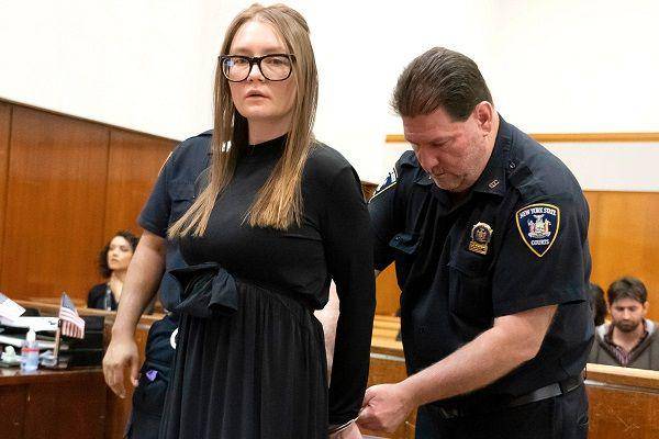 Tersangka kasus pencurian sekaligus miliarder palsu asal Jerman, Anna Sorokin. (Twitter.com/viewmova)