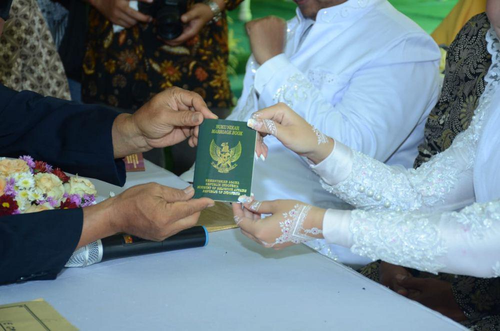 Proses penyerahan buku nikah usai ijab qabul. Dok/Avirista Midada