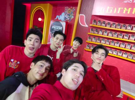 instagram.com/thanapob_lee