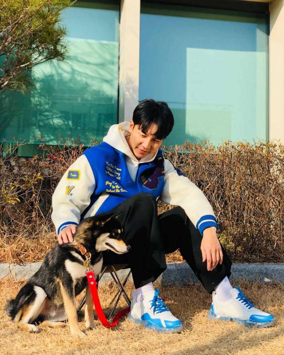 instagram.com/leeseunggi.official